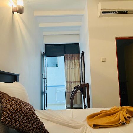 Crystal Wave Holiday Resort Polhena 마타라 외부 사진