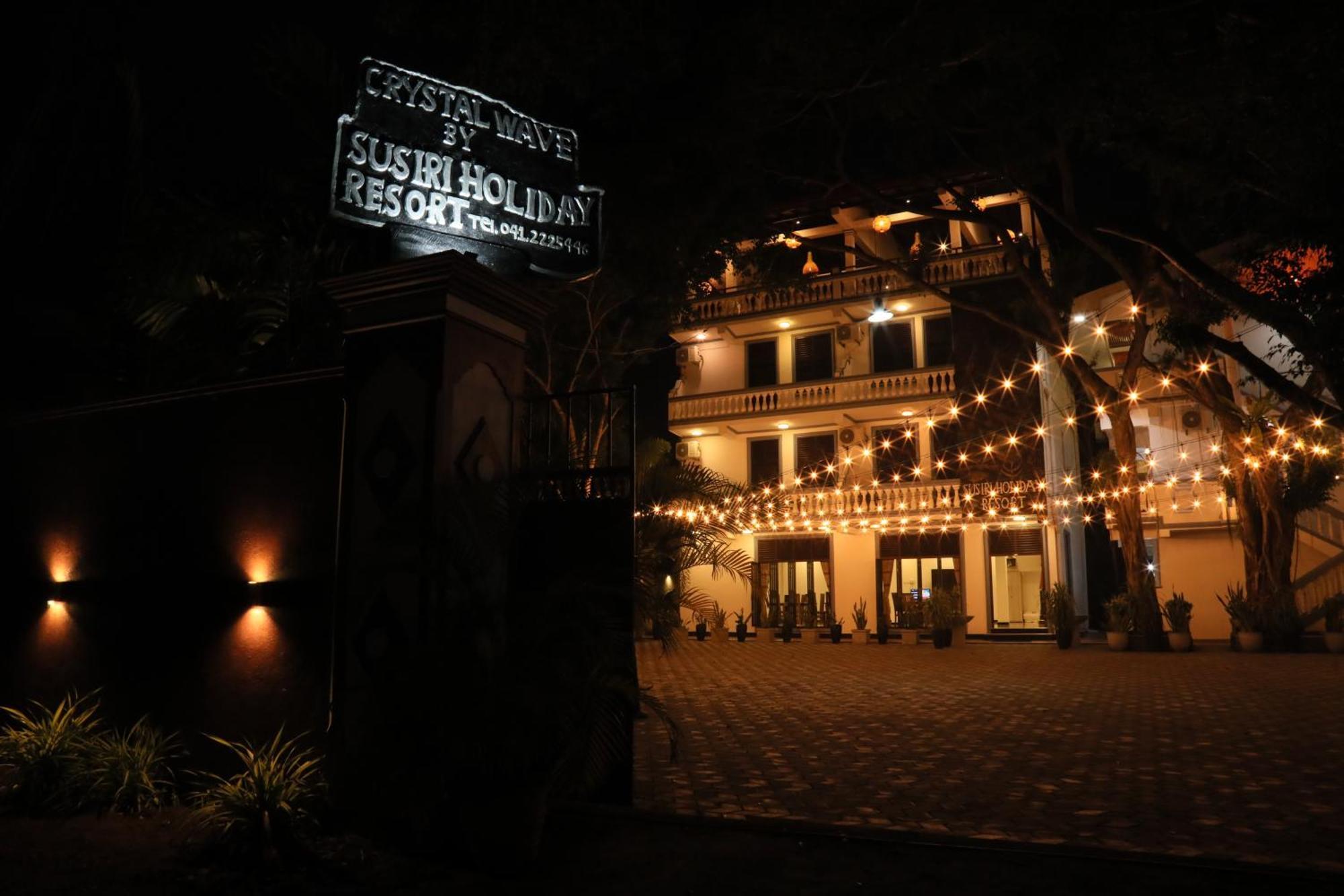 Crystal Wave Holiday Resort Polhena 마타라 외부 사진