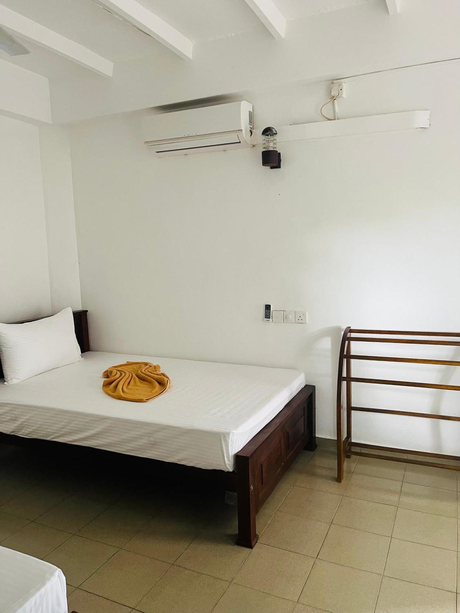 Crystal Wave Holiday Resort Polhena 마타라 외부 사진