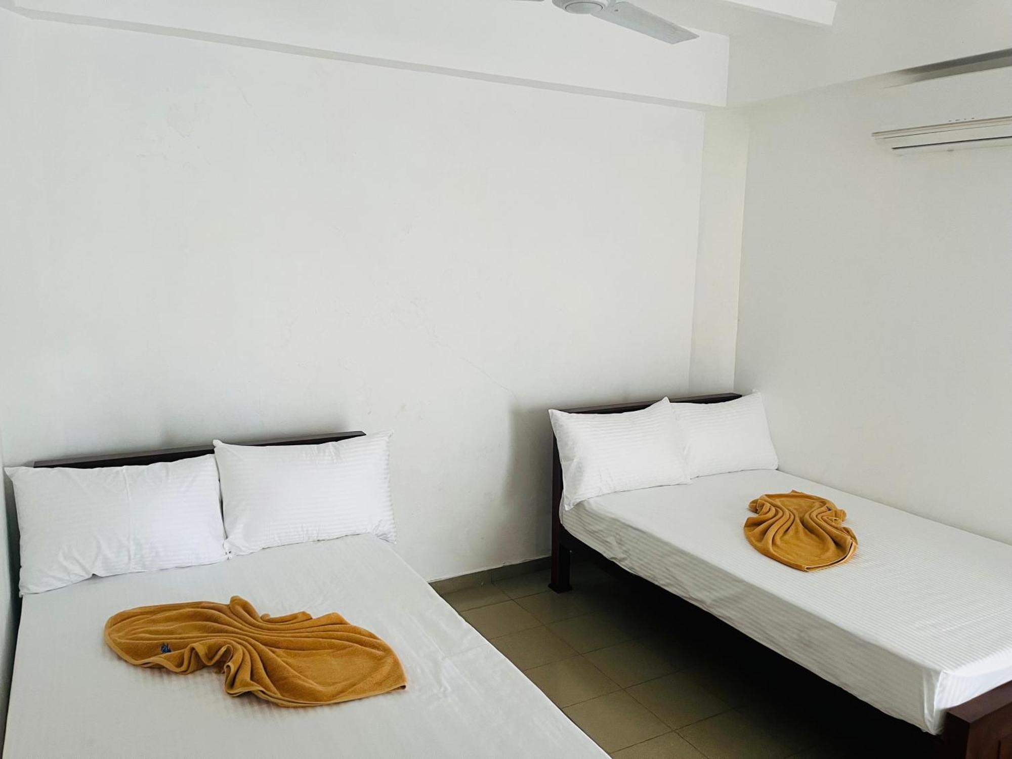 Crystal Wave Holiday Resort Polhena 마타라 외부 사진