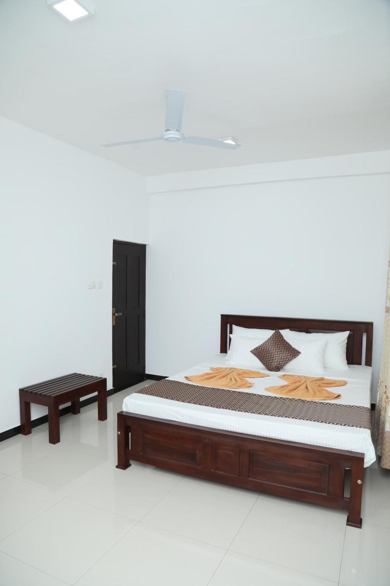 Crystal Wave Holiday Resort Polhena 마타라 외부 사진