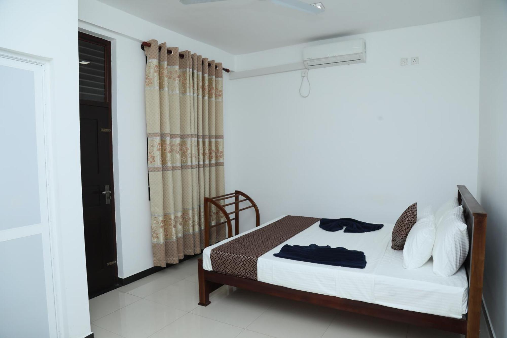 Crystal Wave Holiday Resort Polhena 마타라 외부 사진