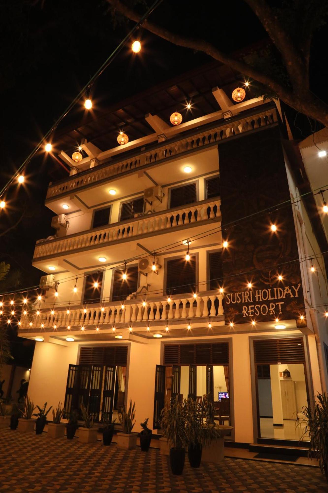 Crystal Wave Holiday Resort Polhena 마타라 외부 사진
