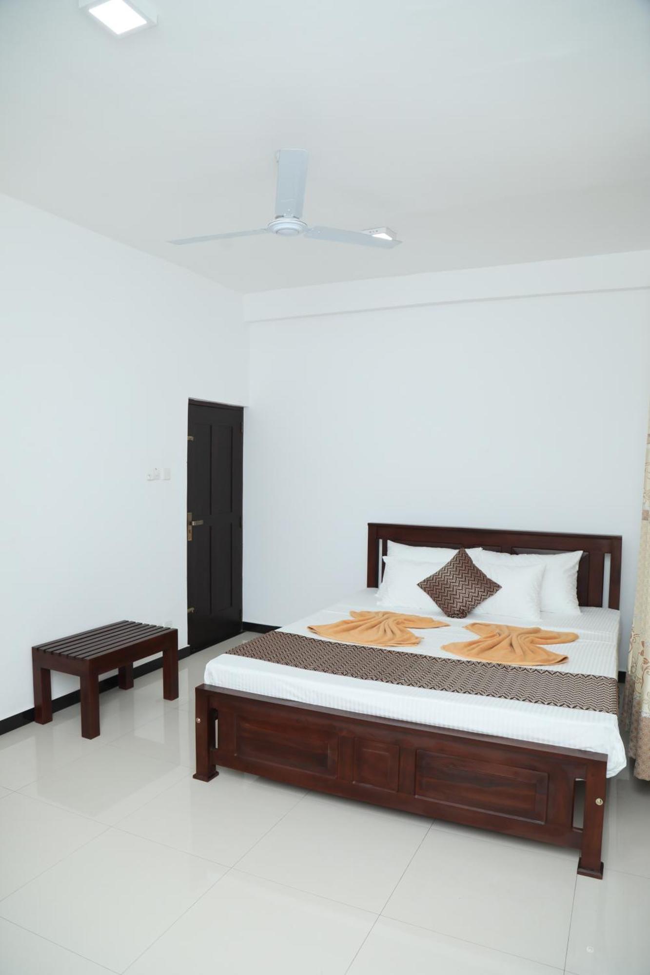 Crystal Wave Holiday Resort Polhena 마타라 외부 사진