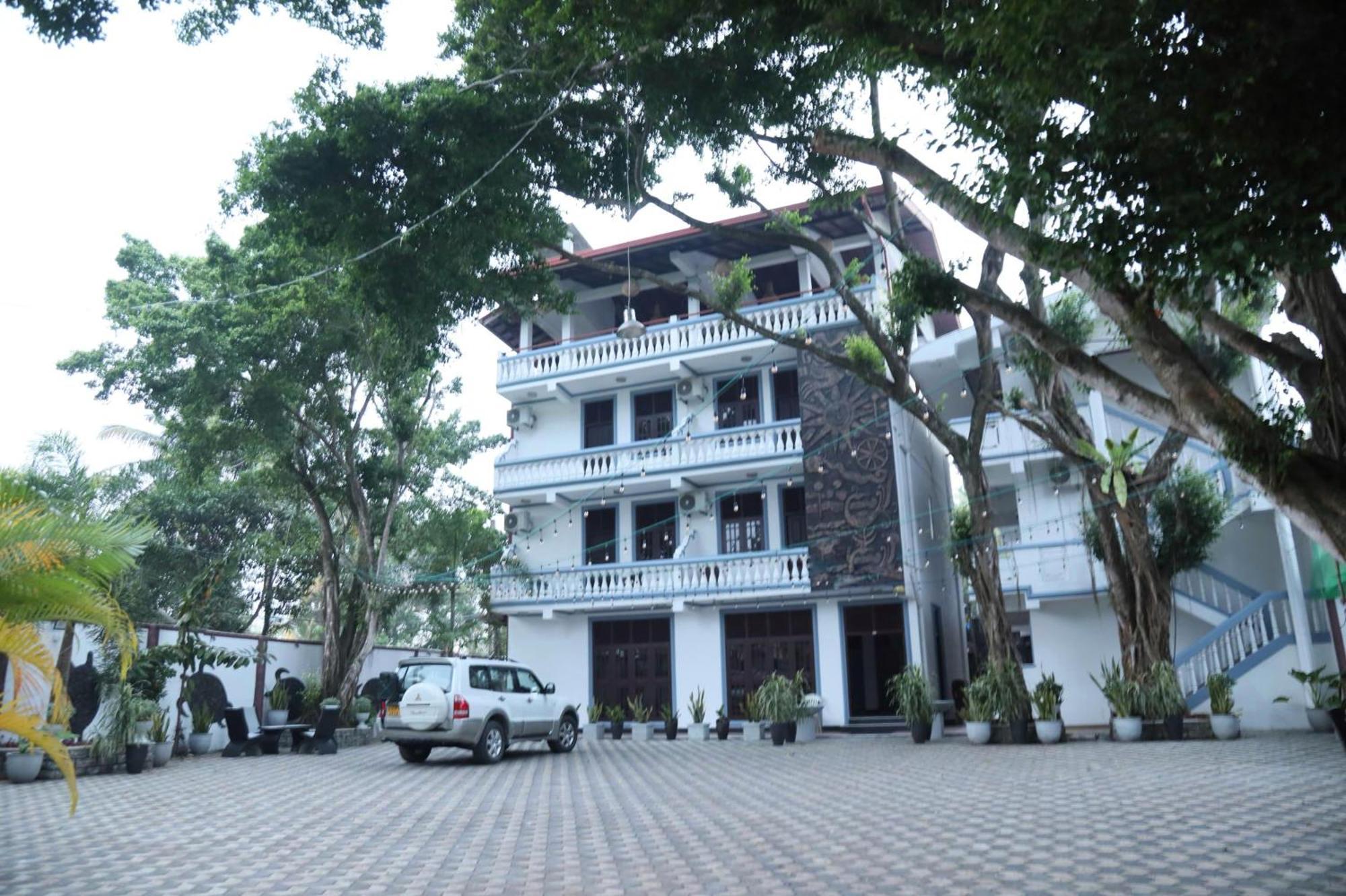 Crystal Wave Holiday Resort Polhena 마타라 외부 사진