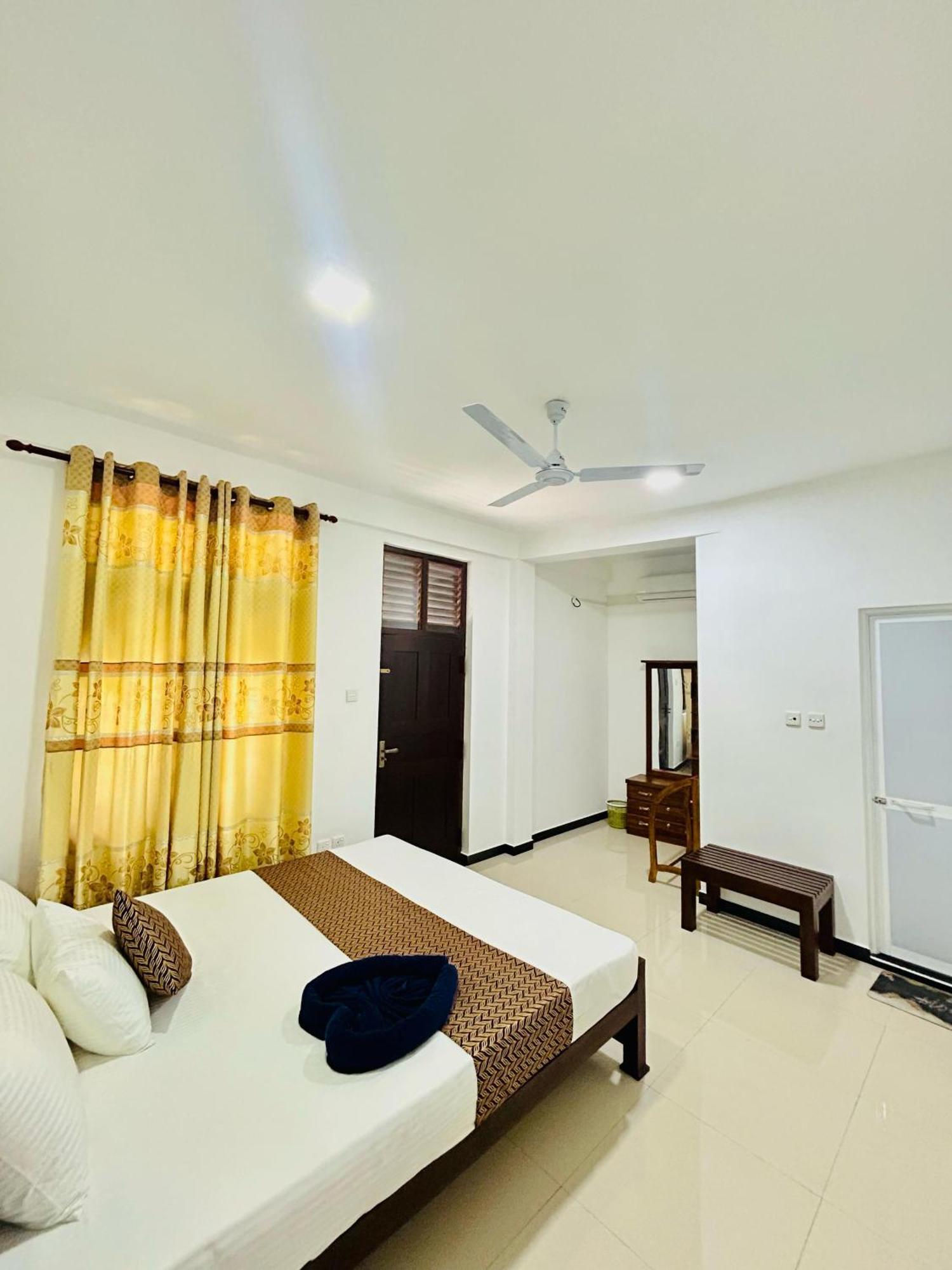 Crystal Wave Holiday Resort Polhena 마타라 외부 사진