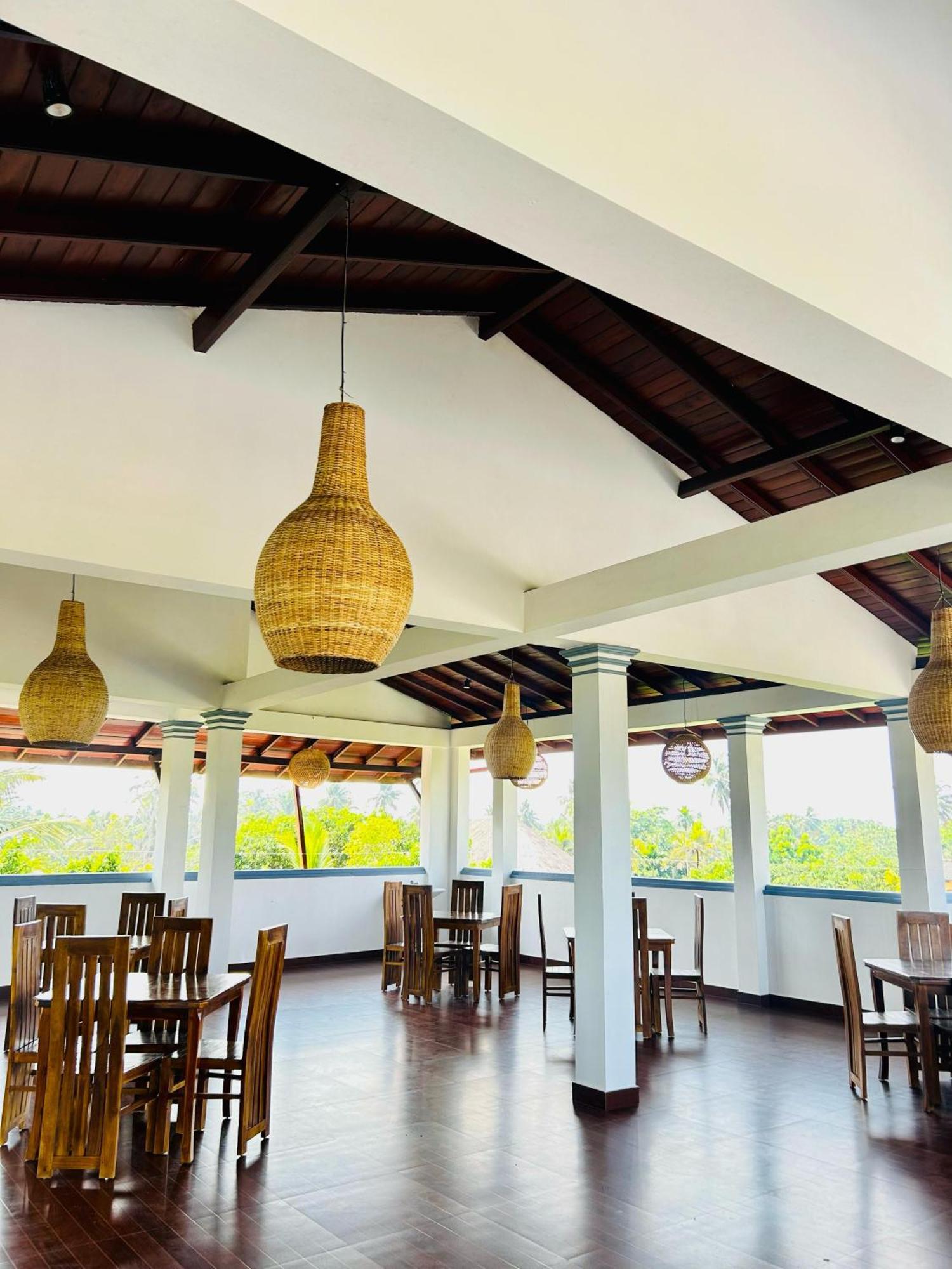 Crystal Wave Holiday Resort Polhena 마타라 외부 사진
